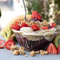 Açai na Tigela com mel banana e morango. #omelhoracaidoplaneta