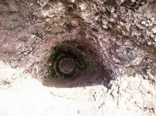 Las Balas inglesas incrustadas en la costa de bahia Cumberland. Se puede leer la historia completa de la batalla y de estas balas en la novela historica Señales del Dresden.