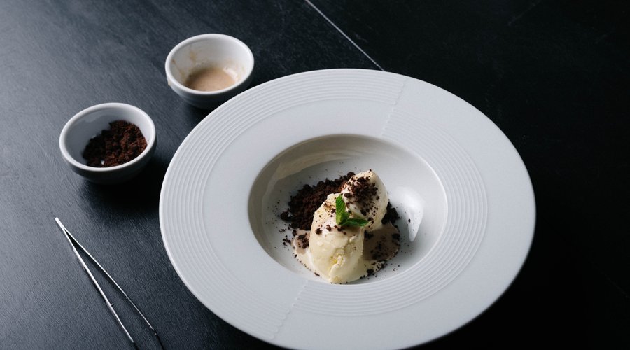 Gelato fatto in casa alla fava di tonka, crumble al cacao e mou alla banana