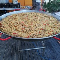 La paella in fase di preparazione