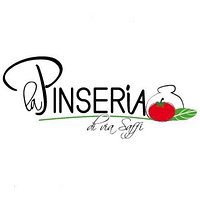 All’inizio della nostra attività eravamo indirizzati sulla produzione di patatine fritte, in seguito ci siamo specializzati sempre più sulla pizza e abbiamo ampliato il nostro menù! Vi presentiamo il restyling di Saffi Chips Store! Il nostro nuovo logo: “𝓛𝓪 𝓟𝓲𝓷𝓼𝓮𝓻𝓲𝓪 𝓭𝓲 𝓥𝓲𝓪 𝓢𝓪𝓯𝓯𝓲”