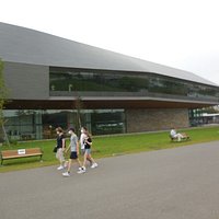 博物館はユニークかたちの屋根をしている