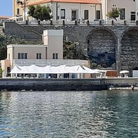 Direttamente sul mare locazion unica . Mare limpido ottimo ristorante e bar con posti ombra attrezzati