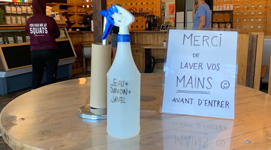 Aberrant : Endroit qui demande aux clients de se désinfecter avec de l'eau de javel !!!