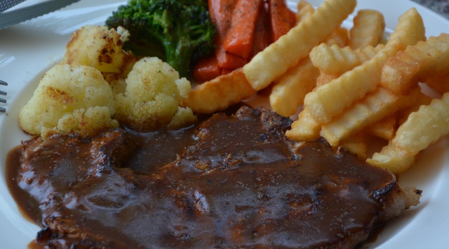 Porkchop with gravy and chips