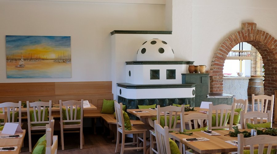 Unsere rustikale Gaststube schafft ein entspanntes gemütliches Ambiente. Schließlich soll man bei uns nicht nur gut essen sondern sich auch richtig wohlfühlen. 