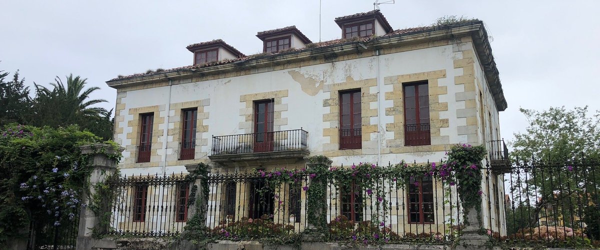 Un pueblo pintoresco muy bonito con una recorrido rápido para ver por fuera varias casas de indianos que asturianos que hicieron las Américas. En la oficina de turismo te dan un Plano para poder Hacer el recorrido andando
