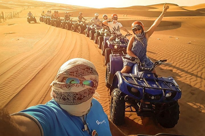 Dunas Vermelhas de quadriciclo, sandboard, passeio de camelo e churrasco em um acampamento Al Khayma