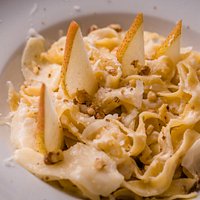tagliatelle mit pecorino, birne und walnuss
