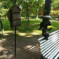 "Петербургский ангел" на скамейке в Измайловском саду, Санкт-Петербург.
