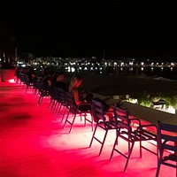 Terrazas frente al mar en el Boulevard de la Croissette en Cannes, para otro tipo de actividad.