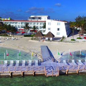 Panoramica muelle sobre el mar y hamacas