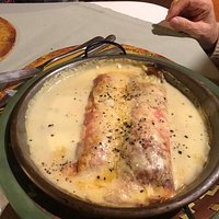 Crepes de salmón y pastel de jaiba.