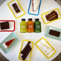 pasteles y jugos