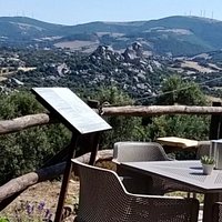 In Sardegna, sicuramente uno dei borghi più affascinanti è Aggius. Percorrendo la strada che porta verso il mare troverete un punto di ristoro che si affaccia sulla “Valle della Luna”. Un paesaggio sublime! Se il paesaggio e la veduta danno tanto, posso garantire che Lunanoa va di pari passo con esso. Il punto forte di questo locale è la qualità dei prodotti offerti e il servizio. Segnalo positivamente le info culturali su Aggius e la Gallura date da uno dei titolari (Pietro se non sbaglio).