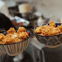 La Pokè Bowl nasce come ricarica di energia ad alto tasso proteico per i surfisti e viene rielaborata da noi come un piacere per il palato e gli occhi. Una vera esperienza creativa!