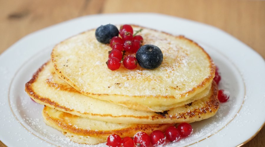 Unser Pancakes bieten wir auch als vegane Variante an. Wahlweise mit Ahornsirup, Fruchtsauce oder Obstsalat.