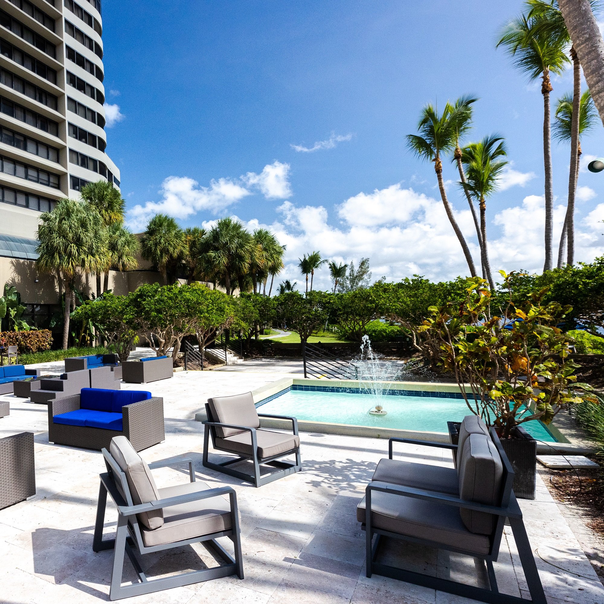 Hilton Miami Airport Blue Lagoon Pool: Pictures & Reviews - Tripadvisor