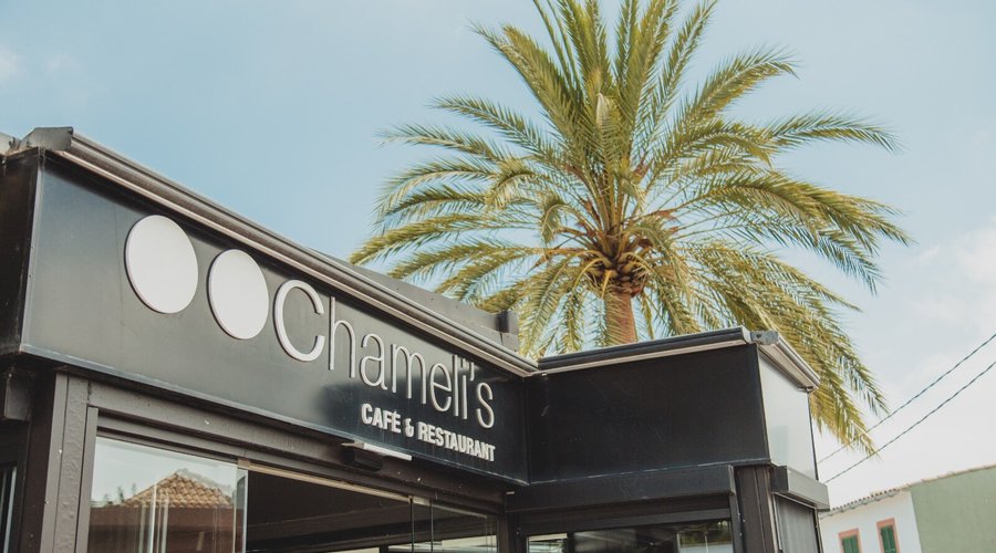En pleno centro de Portals Nous, a 15 minutos de Palma capital encontrarás un lugar donde disfrutar de la mejor cocina mediterránea. 
In the heart of Portals Nous, 15 minutes from Palma city, you will find a place where you can enjoy the best Mediterranean cuisine.
Im Herzen von Portals Nous, 15 Minuten von Palma-Stadt entfernt, finden Sie einen Ort, an dem Sie die beste mediterrane Küche genießen können.


