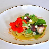 Tortellini z farszem a'la caprese, krewetki, szynka z kaczki, kozi ser, nasturcja.