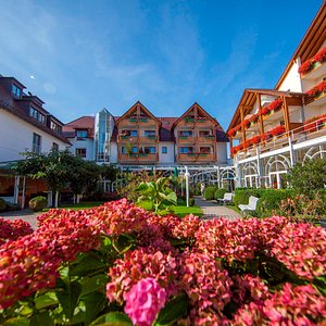 Ringhotel Krone Schnetzenhausen in Friedrichshafen, image may contain: Hotel, Neighborhood, Resort, Villa