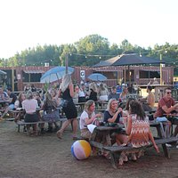 Gezellig op het leukste terras van deze zomer borrelen.