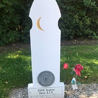 Frans militair ereveld met de uitzonderlijke graven van Marokkaanse en Algerijnse gesneuvelden.