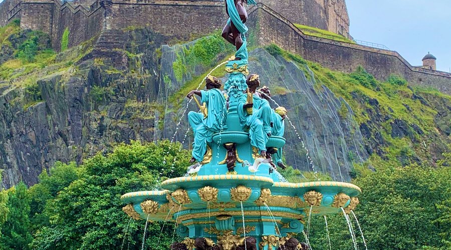 The restored Fountain in all its glory with the Castle in the background