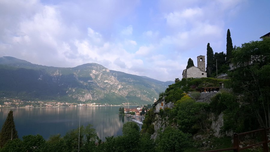 Un punto del sentiero del viandante prima di Mandello Lario dove si inizia a scorgere sulla destra l'antica chiesa di San Giorgio da dove si transiterà per poi proseguire fino a Colico. Il tragitto completo è lungo circa 45 Km e viene normalmente percorso a tappe considerando le proprie esigenze. Per chi volesse approfondire posto il link dell'itinerario completo:

               https://prolocolario.it/wp-content/uploads/2016/04/Sentiero-del-Viandante-Itinerario-Completo.pdf