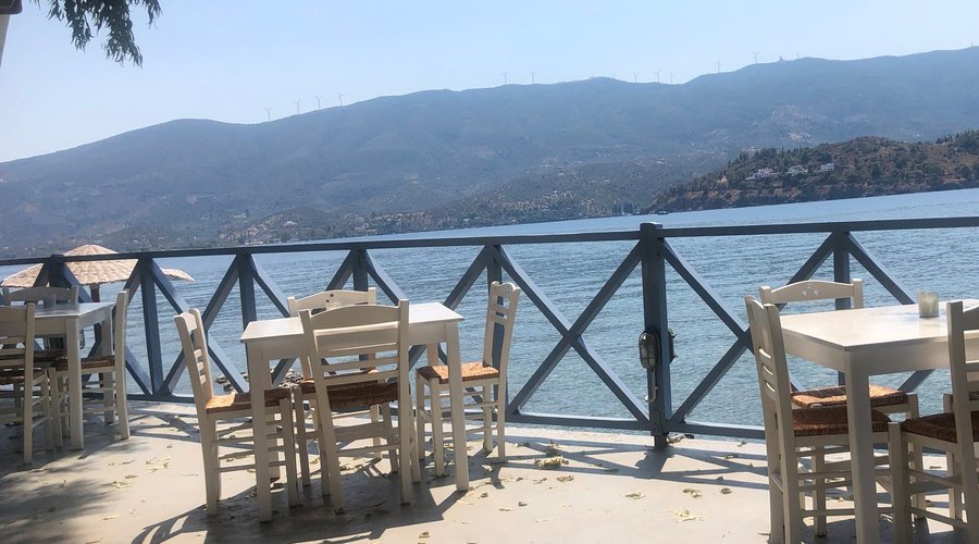 Restaurant excellent tenu par la famille également propriétaire de l’hôtel du même nom. Carte + spécialité du jour à des prix très modestes.Tables en bord de mer. Produits de qualité. Un vrai bonheur, on en a fait notre cantine / Excellent restaurant hold by a family with the lady in the kitchen. A la carte + daily specilities, tasty and freshly Made. A réal pleasure.