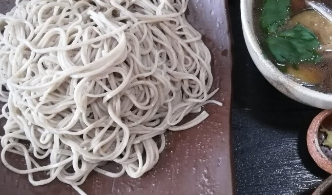 夏の時期にお昼といえば、お蕎麦をすするイメージでこちらへ。   開店してすぐに到着できたので、待たずに席に。   メニューにはそばがメインに書かれていますが、実際は入り口の給水器の近くに一品料理の黒板もあり、我々はそばにカツに、おすすめのなめこ天ぷらも頼んでから、カシラ肉のレモン添えも追加して、ガッツリ行きました。    そばは美味しいとのことでしたが、鴨汁の美味しさが目立ち、思わず先に飲んでしまうほど。そばはしまっておらず、少し粉っぽい感じがしました。香りはあり、普通に美味しい。    次にくる上ロースは、サクサクに揚られており、肉が柔らかく、いい味でした。見た目のサイズが大きくて来たときにはびっくりだが、薄い。もっと肉汁を感じさせるほどの厚みがあれば、絶品になっていたかも。タレのポットも面白い作り、雰囲気が十分でした。    驚きがあったのはなめこの天ぷら、サイズが育て過ぎた感じでしたが、かじってみると、中の水分がしっかりと閉じ込められていて、肉汁?と思わせるほどでした。揚げ物の連続で飽きるかと思ったが、このジューシさでパクパク食べれてしまう。  12時過ぎには次々とお客さんが。