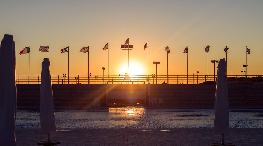 Il tramonto mozzafiato lungo il litorale romano che colora il Kursaal Village di Ostia Lido