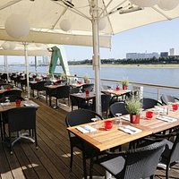 Wunderschöne Terrasse direkt am Rhein.