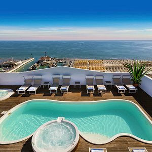 La piscina panoramica riscaldata al 7° piano dell'hotel, con zona solarium e sky bar