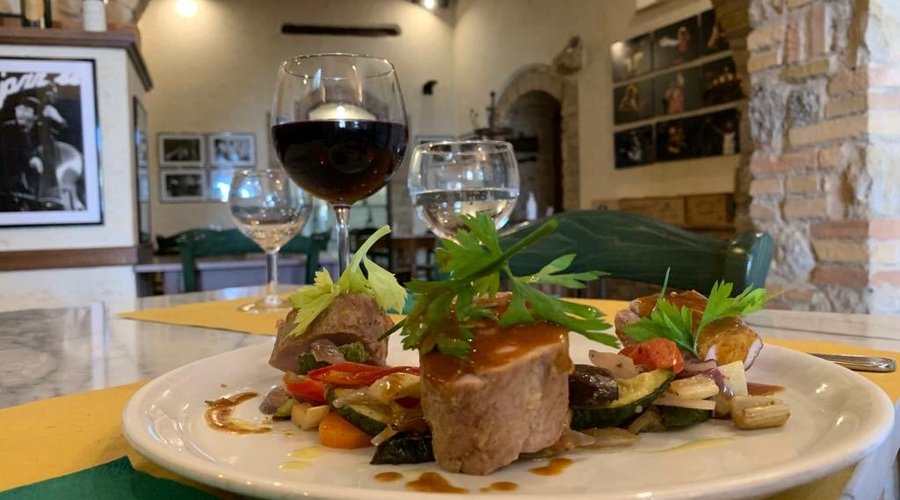 Il nostro pollo farcito con erbette di campo