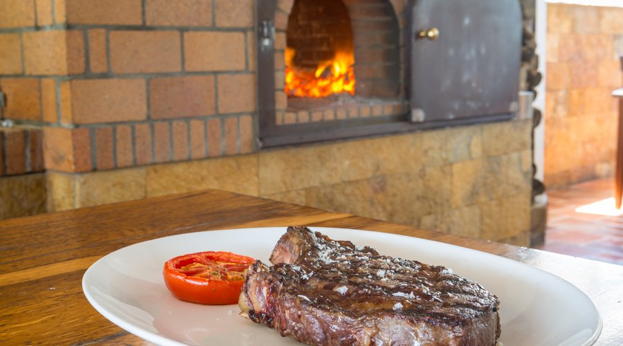 Carne a la brasa tradicional para saborear la gastronomía menorquina.