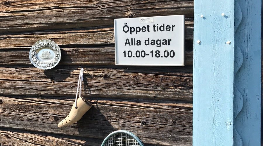 Antikboden i Lögdeå vid E4. Missa inte att besöka denna härliga affär som ligger lite gömd bakom en fd bensinmack vid E4. Här finns mycket fina saker och tar man sig tid att botanisera bland utbudet hittar man säkert nåt soännande. Antikboden har öppet dagligen augusti ut, missa inte denna pärla om ni åker mellan Umeå och Örnsköldsvik!
