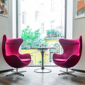 Bar, Lounge mit Eggchairs, Blick zum Innenhof