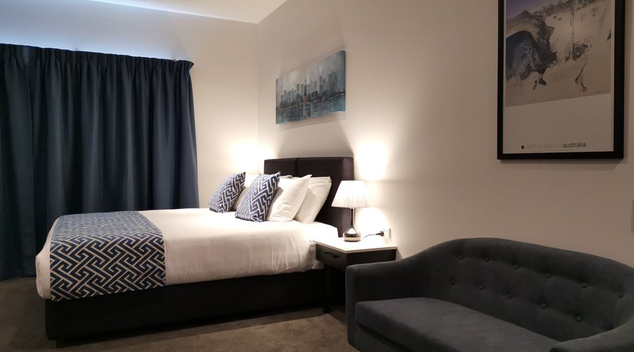 Our Studio Deluxe King room is larger than a regular studio, with 37m2 in room space. 

The room has full kitchenette with dishwasher, rangehood, toaster and all the crockery you'll need. Eat your meals on the kitchen table and chairs, then relax in front of the 55" Smart TV and watch Netflix or any one of the 100+ Foxtel Channels.

The perfect base for business travellers or those exploring what the Goulburn area has to offer, the Studio Deluxe King is a luxurious space.