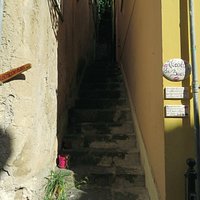 la parte bassa del vicolo, in corrispondenza di via San Francesco