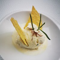 Gelato artigianale allo zafferano e rosmarino con olio evo e tacos di mais