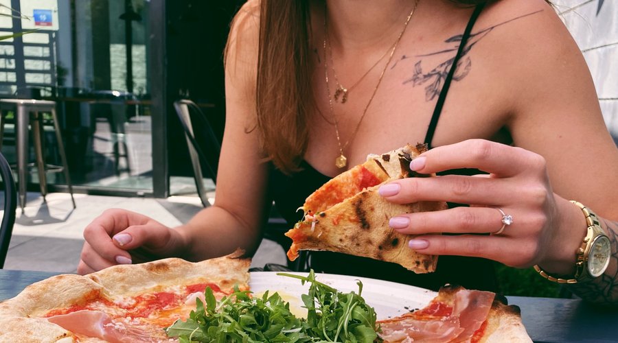 Pizzeria Osiedlowa to miejsce, które idealnie wpisuje się w klimat łódzkich osiedli. Miejsce proste i minimalistyczne. Idealne miejsce na spędzenie czasu z przyjaciółmi w niezobowiązującej atmosferze z możliwością zjedzenie pizzy najwyższej jakości bez konieczności wyprawy do lokali w centrum miasta. 