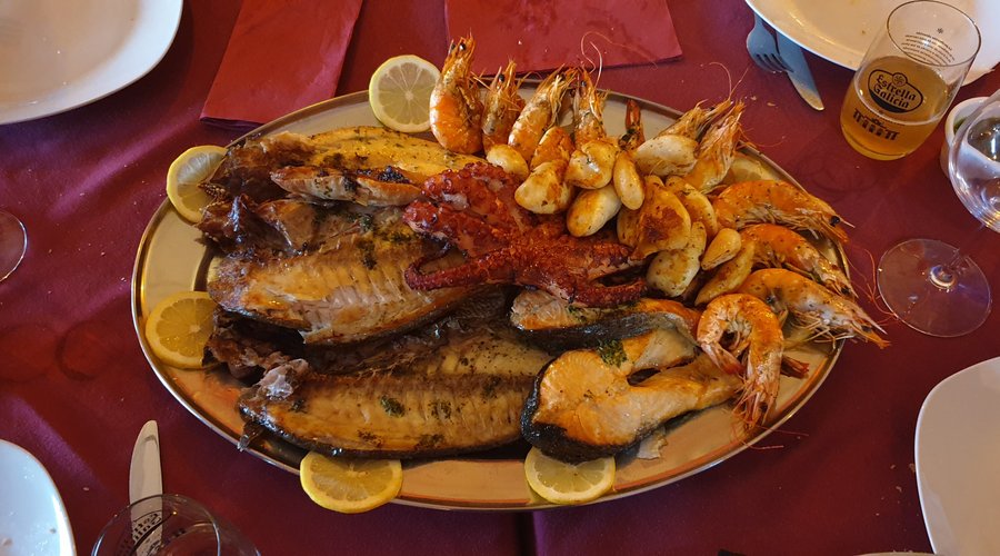 Nuestra parrillada de pescado para 3 persona 
