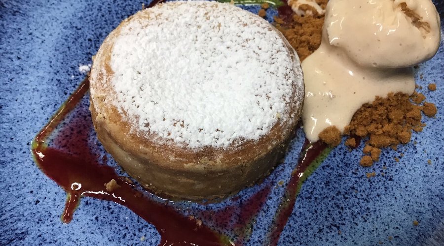 Hazelnut Soufle with almond ice cream
Pastel fluido de avellana con helado de de almendra