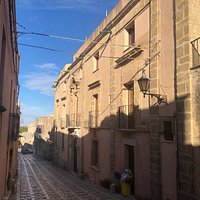 Vista dalla via principale ....