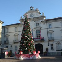 la piazza ed il palazzo del comune
