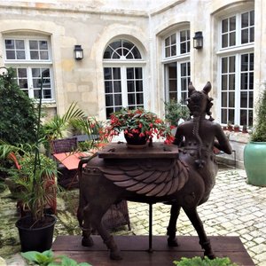Patio de verdure pour le petit-déjeuner