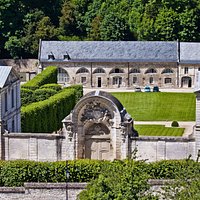 Vue de la Porte de Jarente et du bâtiment des communs