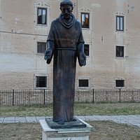 Statua di San Francesco nel piazzale antistante