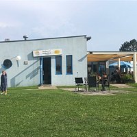 Seinäreliefi ja ravintolarakennus